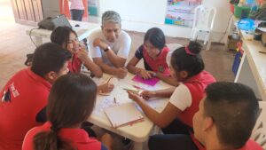 Jóvenes durante la formación con el facilitador Wilfredo Delgado