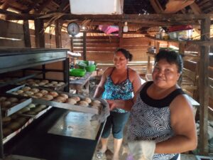 Nancy con sus productos de panadería