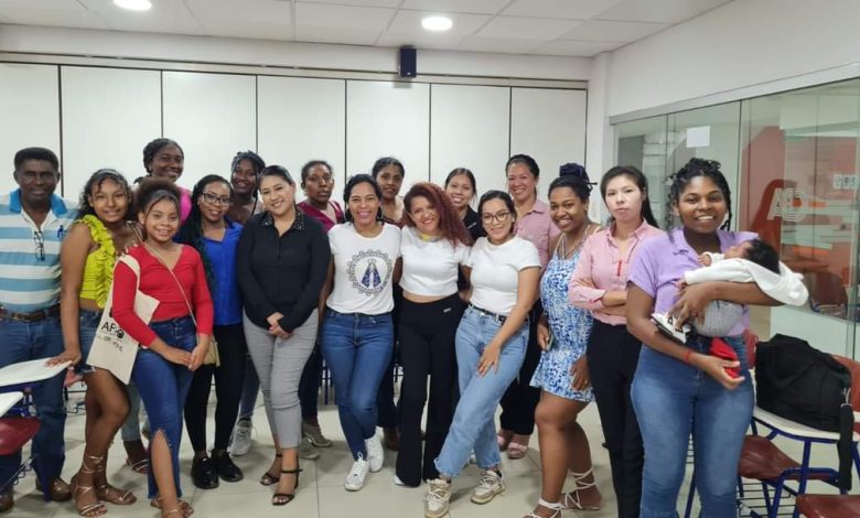 En un esfuerzo por promover la independencia económica y el desarrollo integral de mujeres afrobolivianas emprendedoras, se ha llevado a cabo con éxito el programa educativo "Empodera Afro". Este innovador proyecto, diseñado para fortalecer habilidades digitales, empoderar a nivel personal y fomentar la participación activa en el mundo empresarial, ha sido una herramienta clave para transformar.