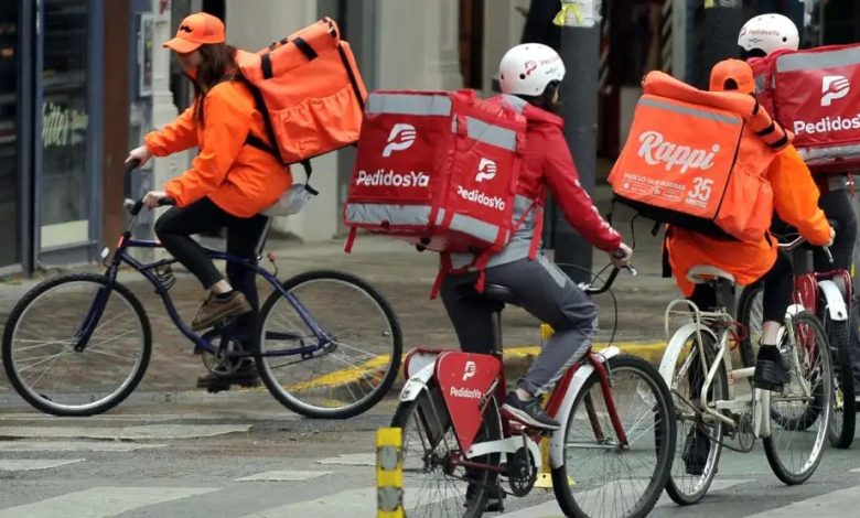 Jóvenes, en Argentina, trabajando como repartidores para empresas de plataformas digitales. La informalidad rampante en el empleo en América Latina y el Caribe figura, junto con la falta de oportunidades, como una de las brechas laborales que afecta a la juventud en la región y las cuales pesan más sobre las mujeres que sobre los varones, según la Organización Mundial del Trabajo. Imagen: Cedoc